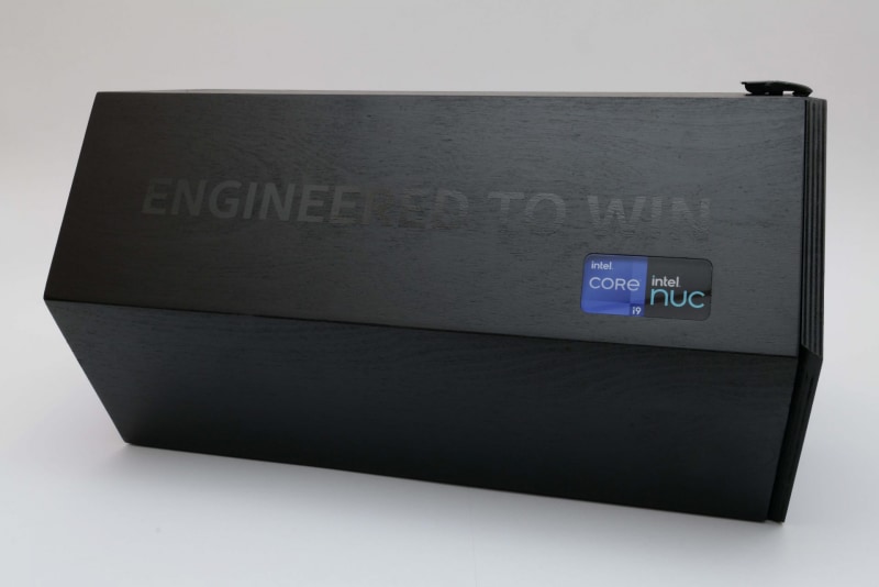 蛇足だが、今回の貸出機は「ENGINEERED TO WIN」と記載された木製のボックスで発送されてきた