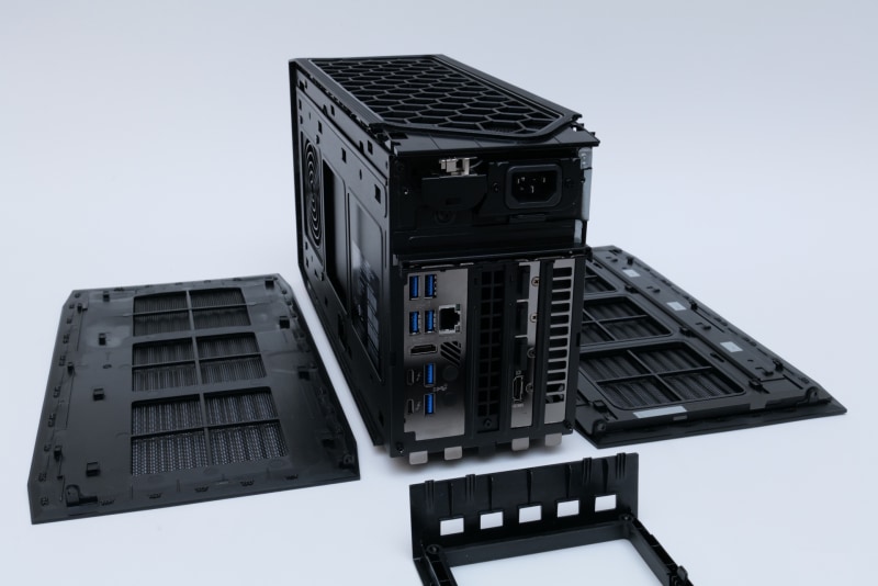 背面四隅のプラスネジを抜くと、背面パネルを取り外せる。左右パネルは後方にスライドするだけですんなりと外れる