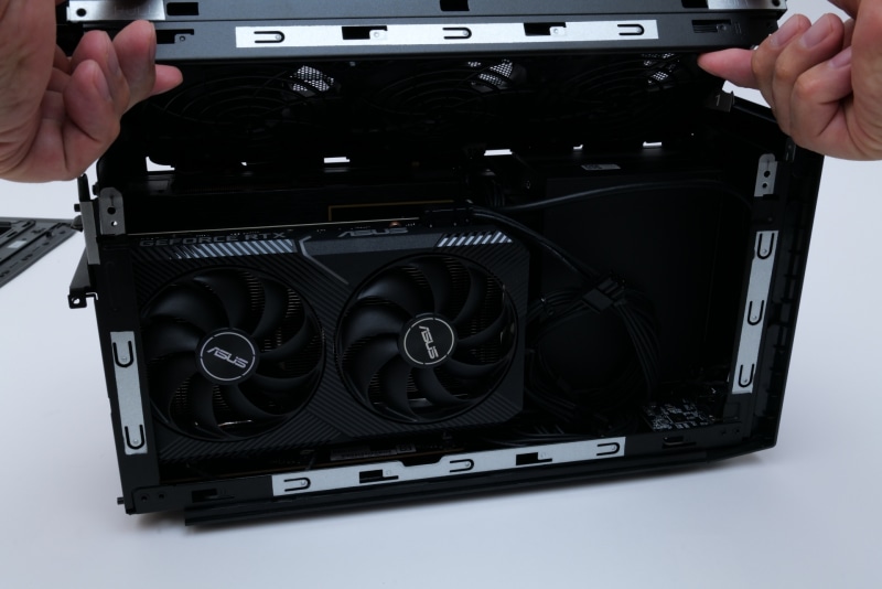 左側面の上部を掴み、下のへりを手前に引っ張りながら引き上げれば開ける。特にネジなどは使われていない