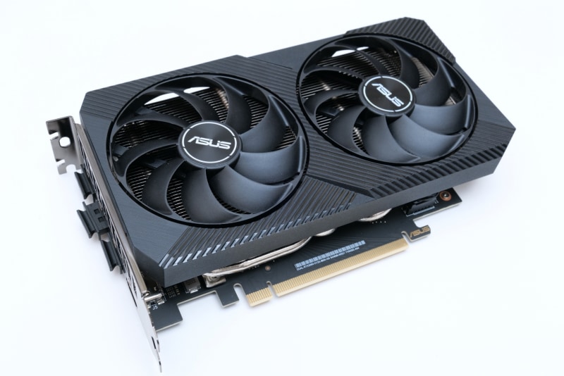 今回の試用機にはビデオカードとしてASUS製「<a href="https://www.asus.com/jp/Motherboards-Components/Graphics-Cards/Dual/DUAL-RTX3060-O12G/" class="n" target="_blank">DUAL-RTX3060-O12G</a>」が搭載されていた