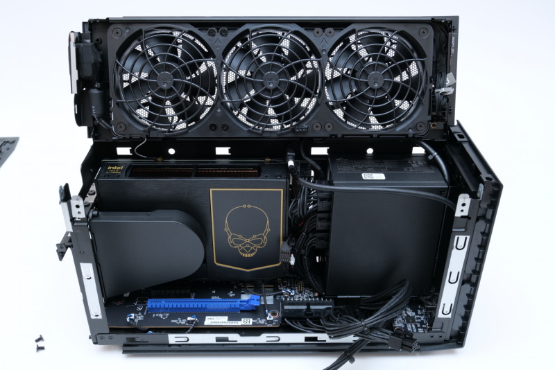 「Intel NUC Extreme 11 Compute Element」に新鮮な空気を取り込むためのエアダクトを取り外す要領もデスクトップPCと同じだ