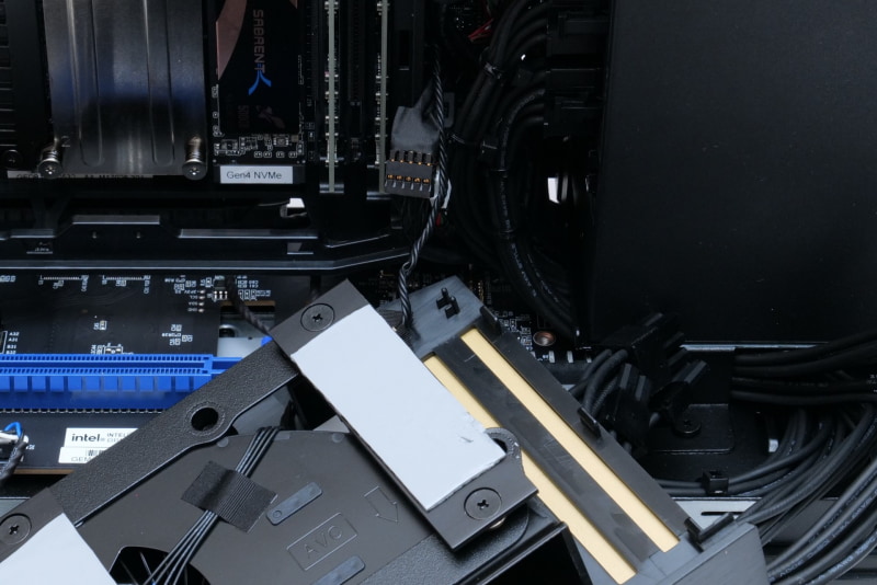 組み立ての際には、カバーを閉じる直前に冷却ファンのケーブルをガイドの間に入れる必要がある。本製品試用時のマニュアルには記載がなく、正しく閉められない可能性があるので注意してほしい