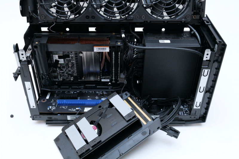 「Intel NUC Extreme 11 Compute Element」のカバーを開いたところ。カバー側に冷却ファンと、SSD用サーマルパッドが取り付けられている