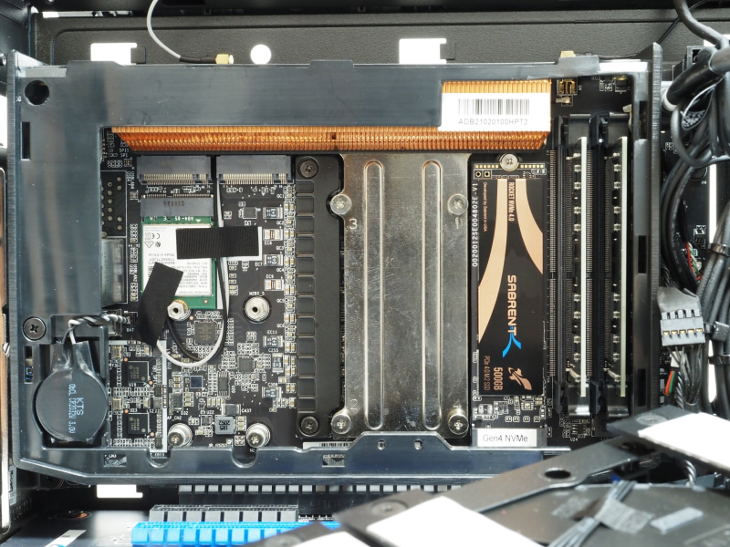 これが「Intel NUC Extreme 11 Compute Element」の内部。右から、メモリスロット(SO-DIMM)×2、PCIe 4.0 x4対応M.2スロット(2280)×1、CPU、PCIe 3.0 x4/SATA 6Gbps兼用M.2スロット(2242/2280)×2が並ぶ。左下にあるのはRTC Battery(CR2032)