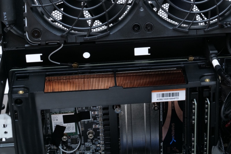 「Intel NUC Extreme 11 Compute Element」の上面には銅製と思われるヒートシンクが装備されている