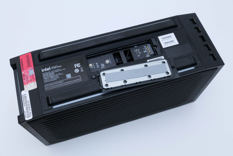 底面のパネルを開けるとPCIe 4.0 x4対応M.2スロット(2280/22110)が現われる