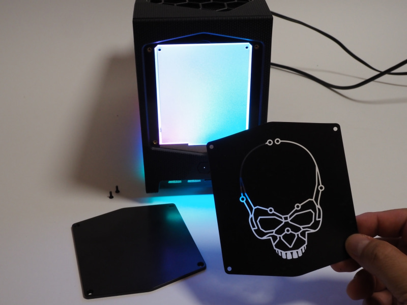 前面のロゴのフィルムは取り外し可能。テンプレートを利用してカスタムマスクを作成できる。また、LEDコントローラのファームウェアを書き換えることで独自のエフェクトを作成、追加することも可能だ