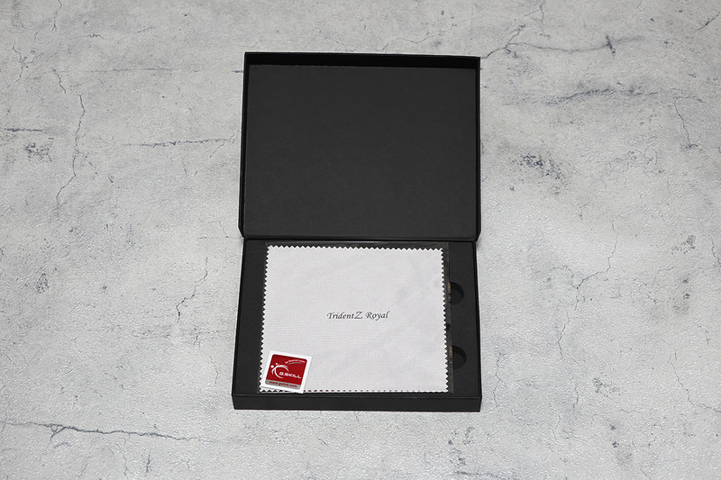 開封するとクリーニングクロスとステッカーが