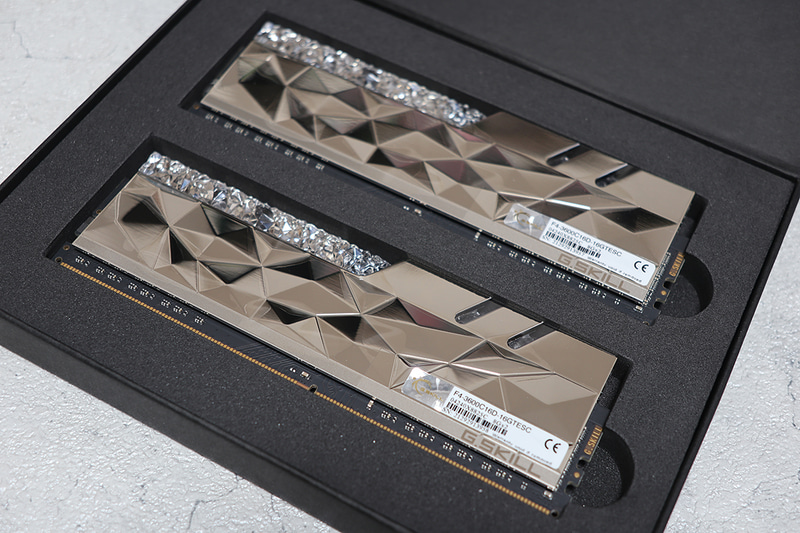 取り出しやすいよう工夫がされたパッケージ。まるで宝石のアクセサリを取り出すかのよう