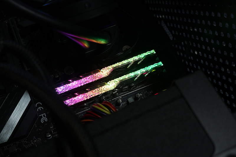 きらびやかに光るRGB LEDはまた格別だ。なお、制御はマザーボードのユーティリティが使えるほか、ない場合でも「Trident Z Lighting Control」を利用すれば行なえる