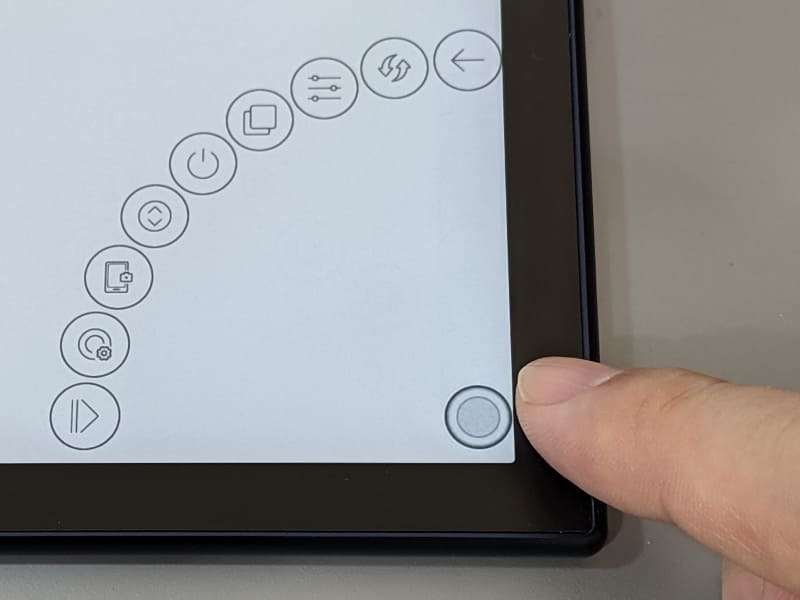 タップするとメニューが展開する。またダブルタップでホーム画面に戻る機能も備える