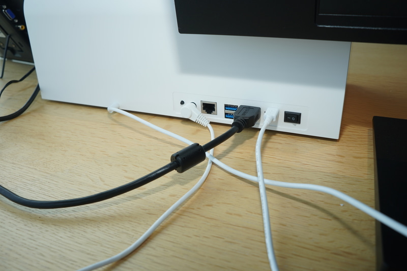 背面に外部映像出力端子があり、患者側の操作画面をミラー表示して、患者操作のサポートもできる