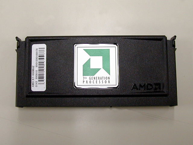 写真は笠原一輝氏の<a href="https://pc.watch.impress.co.jp/docs/article/990827/hotrev24.htm">レビュー記事</a>より転載