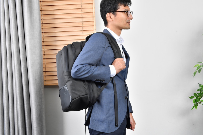 肩にかけるストラップはS字形にすることで体にフィットしやすくしている