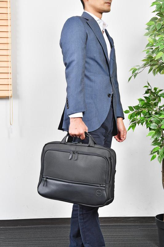 手で持つためのハンドルがあるほか、バッグ内には肩にかけるためのストラップも入っている