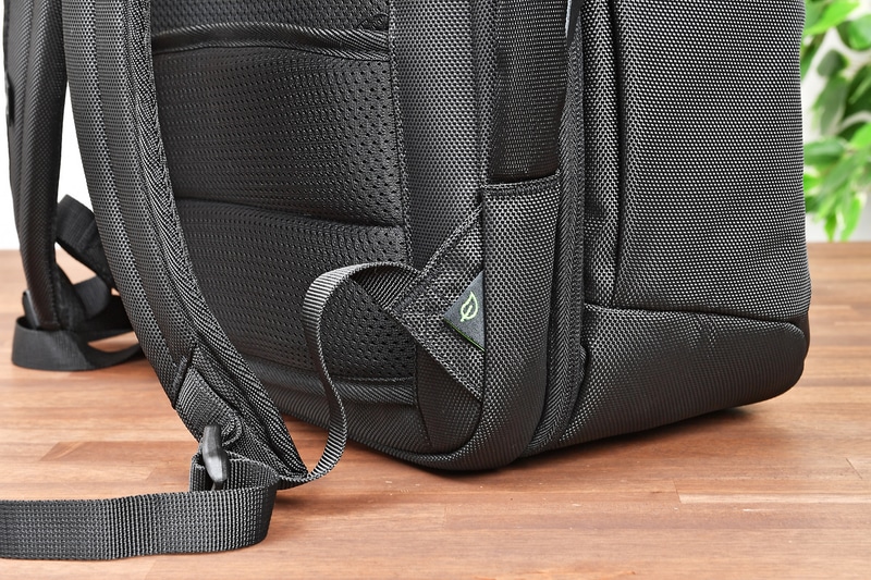 環境負荷を軽減するEcoLoopソリューションを取り入れている。背面側にはそれを示すロゴが付けられている