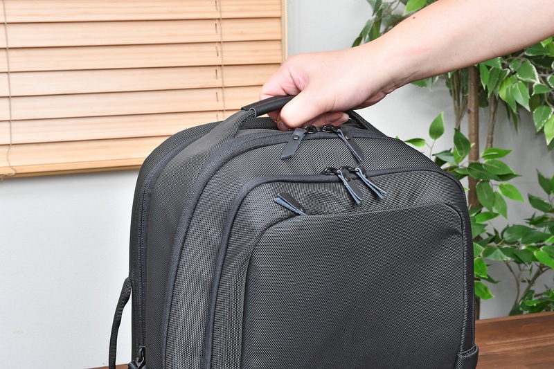 手持ち用のハンドルも用意