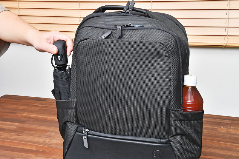 両サイドには伸縮性のポケットがあり、折りたたみ傘やペットボトルを入れておける