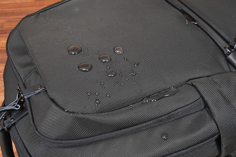 PC収納部には自動車の再生フロントガラスを再利用したコーディング加工を施し、表面の撥水加工で、急な雨を気にすることなくノートPCを持ち運べる