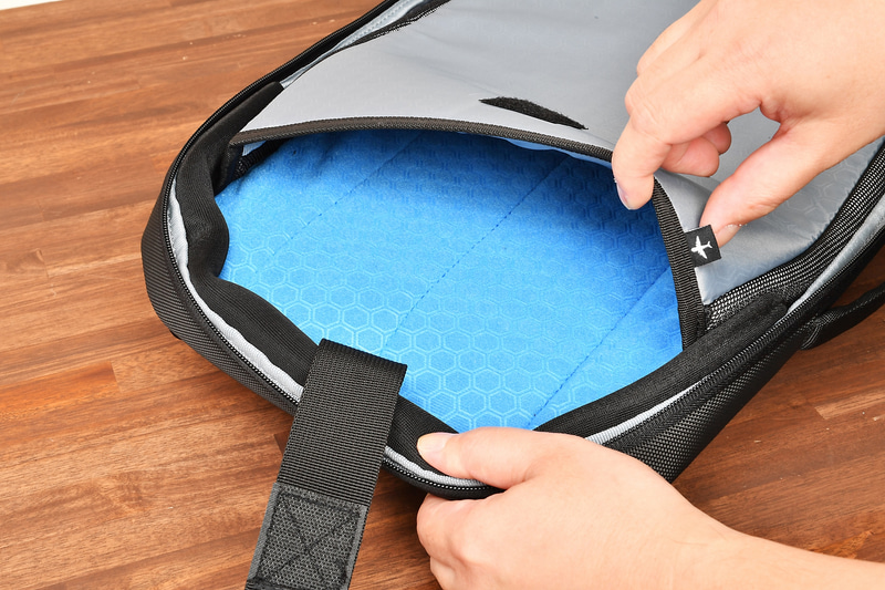 ノートPCの収納部分には衝撃に強いEVAフォームのクションが使われている。PC収納部はムダな遊びがなく、サッと収納できる余裕も必要。 デルの最新15型ノートLatitude 9520 2-in-1を収納してみたところ、まさにジャストフィットした