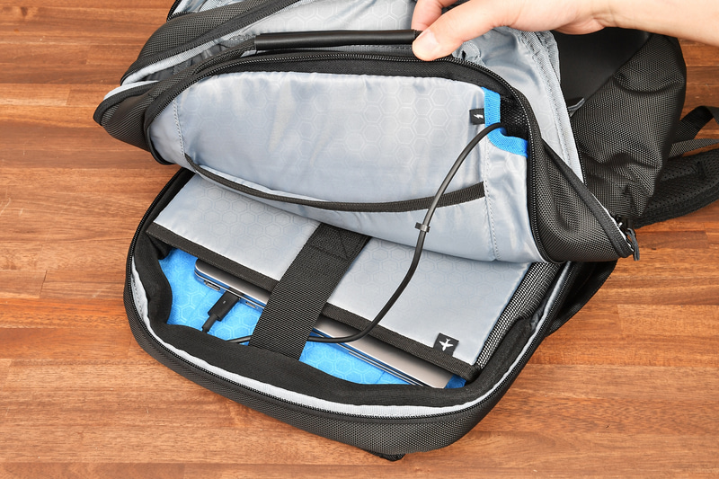 ケーブルを通せば、ノートPCを収納したまま充電できる