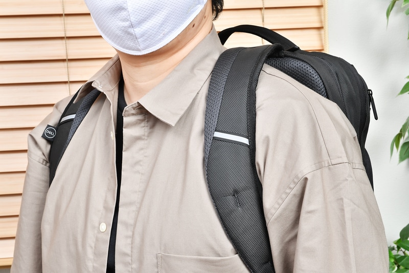 ストラップ部分に反射素材が使用されている