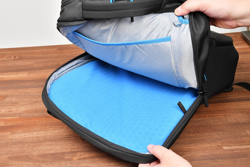 ノートPCの収納部分には耐衝撃性に優れるEVAフォームのクションを備える。 17型の大型ワークステーションDell Precision 5760でもしっかりと保護してくれる