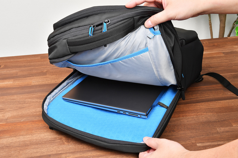 ノートPCの収納部分には耐衝撃性に優れるEVAフォームのクションを備える。 17型の大型ワークステーションDell Precision 5760でもしっかりと保護してくれる