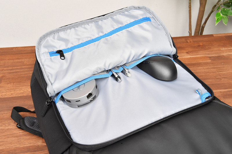 小物を収納しやすい部分も備わっている。こちら側にもノートPC収納部分にケーブルを出せる穴がある