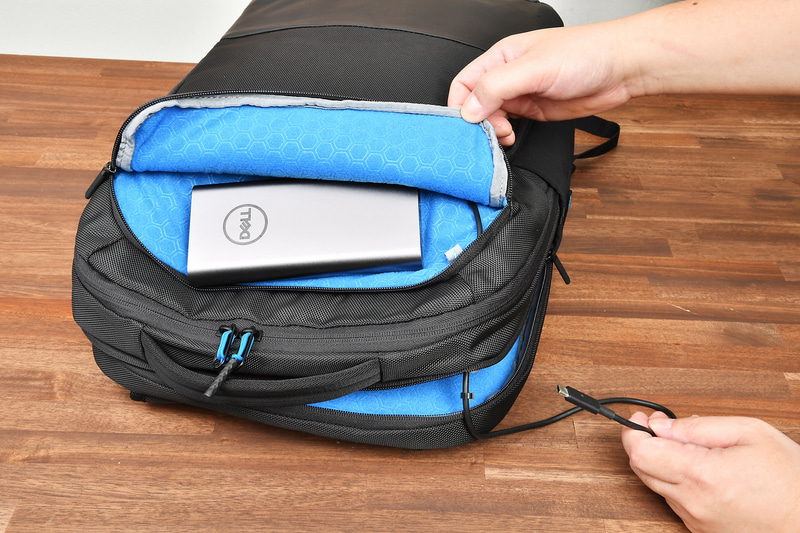 上部にはポータブル充電器用のポケットとケーブルをノートPC側に出すための穴がある「チャージパススルー仕様」も用意