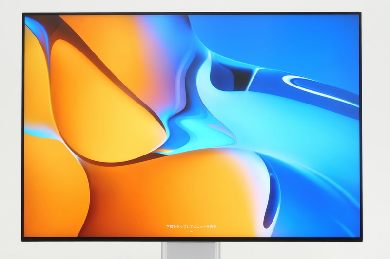 アスペクト比3:2、表示解像度3,840×2,560ドットの28.2型IPS液晶パネルを採用。一般的な4Kディスプレイより縦長で、より多くの情報を1度に表示可能