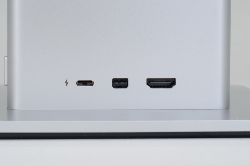 スタンドアーム背面側には、ACアダプタ接続用USB Type-C(映像入力非対応)、Mini DisplayPort 1.2、HDMI 2.0の各端子を配置