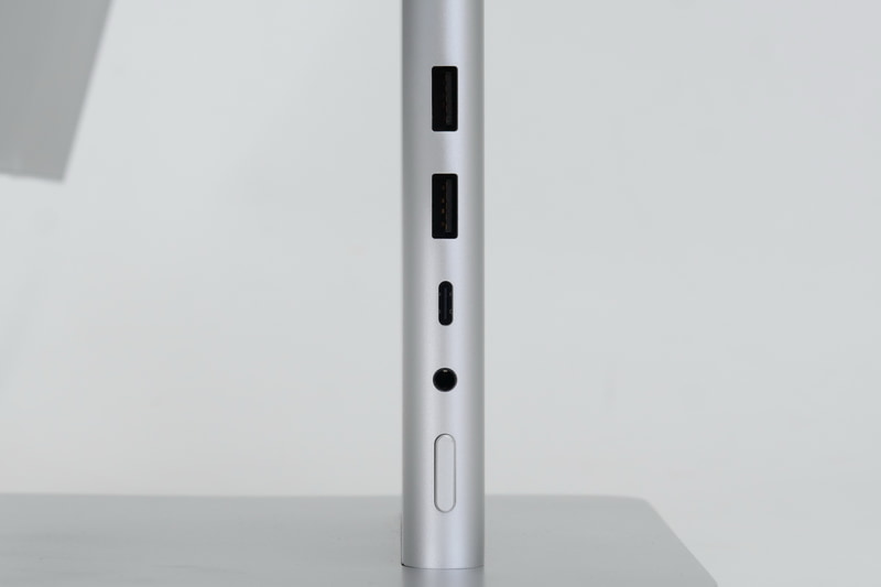 スタンドアーム右側面には、USB 3.0×2、USB Type-C、ヘッドホンジャック、電源ボタンを配置。USB Type-Cは映像入力に対応するとともに、接続したPCに最大65Wの電力供給とUSBハブ機能、スピーカーとマイクの機能を提供する