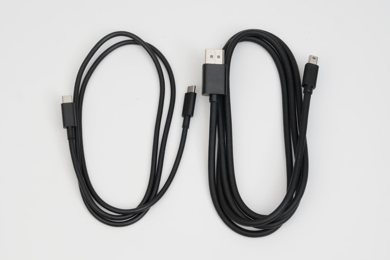 USB Type-Cケーブル(左)とMini DisplayPort-DisplayPortケーブル(右)も付属