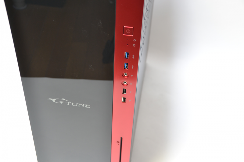 電源ボタンや端子、DVDスーパーマルチは赤いパネル部分にある