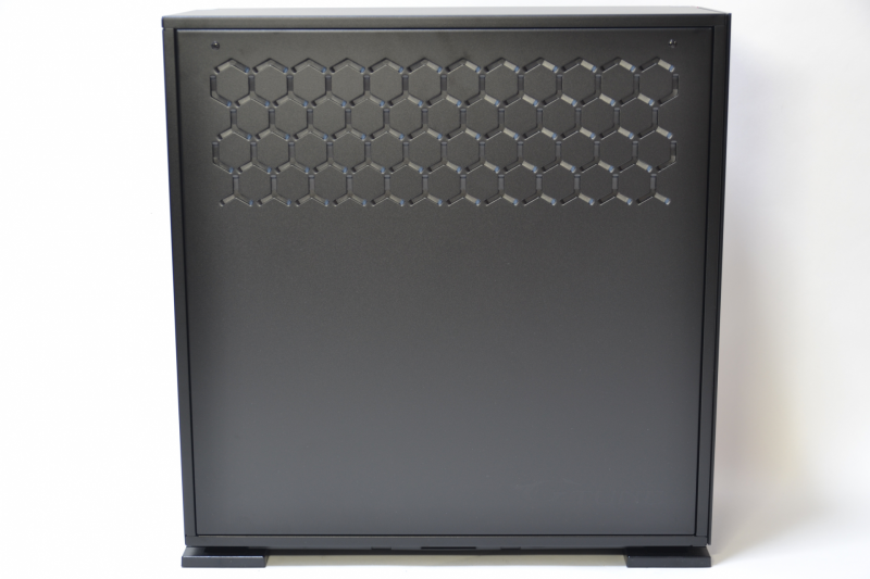 左側面は上部に穴が空けられている