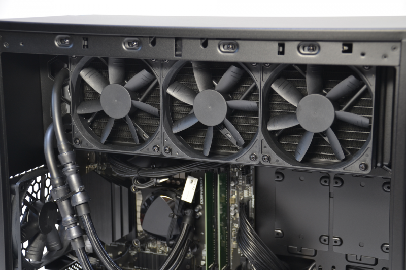 上部に並ぶ3つのファンの奥にCPU冷却用の巨大なラジエータがある