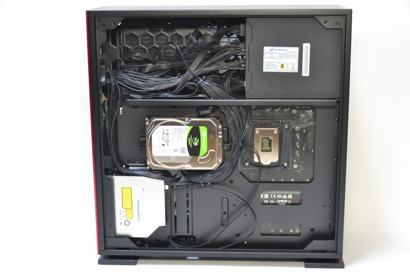 右サイドパネルを開けたところ。3.5インチHDDが貼り付くように装着されている