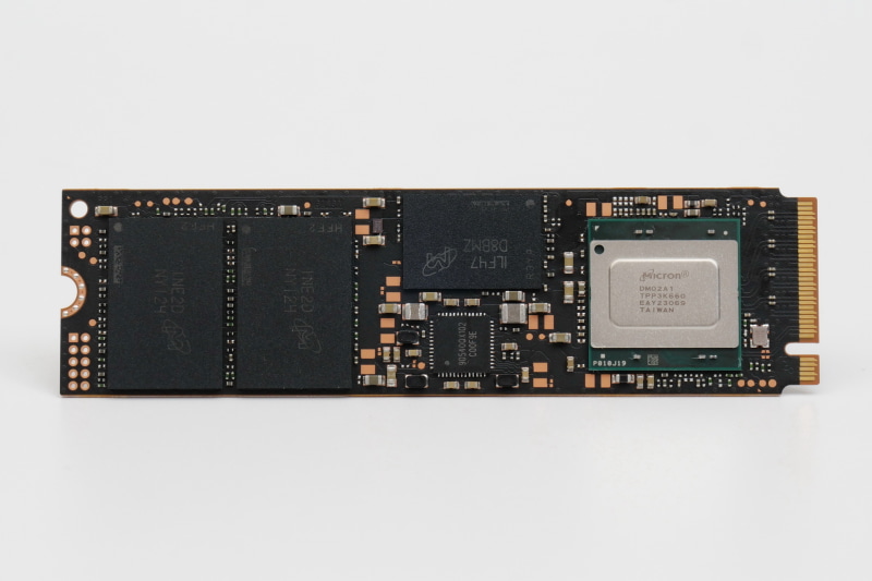 ラベルを剥がすと、コントローラチップ、DRAMチップ、NANDフラッシュメモリチップ2個などを確認できた