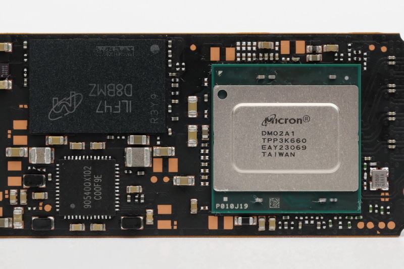 右がMicron製の独自コントローラチップ。コントローラ左には、キャッシュ用のMicron製LPDDR4-4266チップ「MT53D512M16D1DS-046 IT:D」を搭載。容量は8Gbit(1GB)