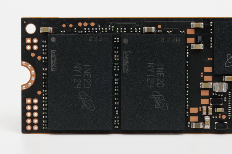 Micron製のNANDフラッシュメモリチップを2個搭載。176層TLC 3D NANDで、容量は1チップあたり512GB。