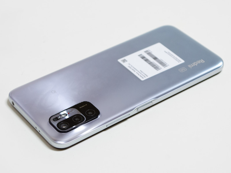 右側面に音量±ボタン、指紋センサー兼の電源ボタン。上側面に3.5mmジャック