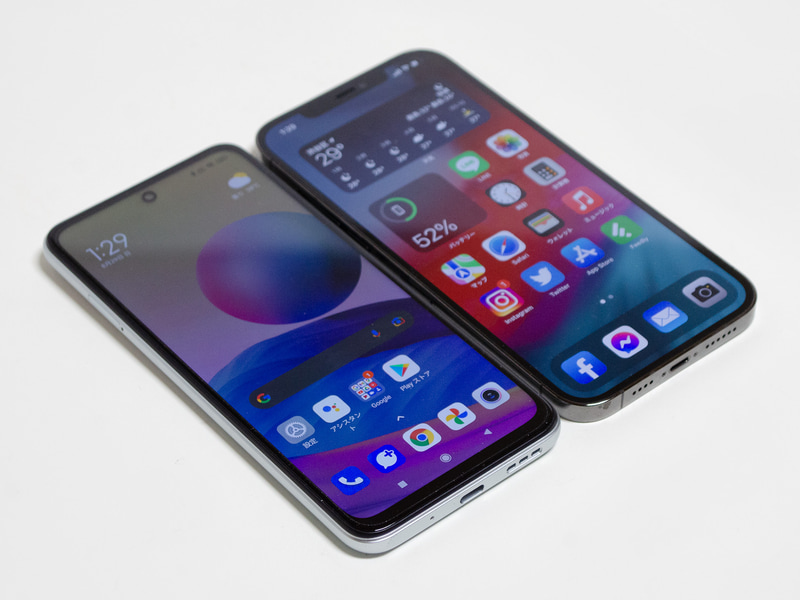 iPhone 12 Pro MaXとの比較。少し幅が狭い程度で同程度のサイズ感だ。重量も200gと重め