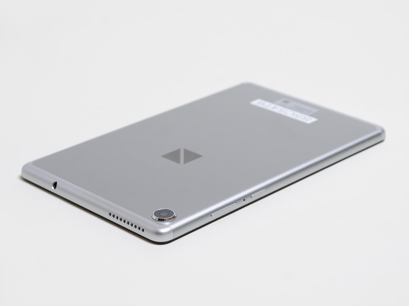 上側面に3.5mmジャックとスピーカー用のスリット。右側面に音量±ボタン、電源ボタン