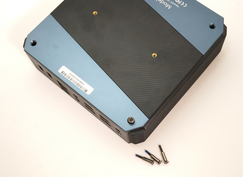 底面を固定している4本のネジを外す