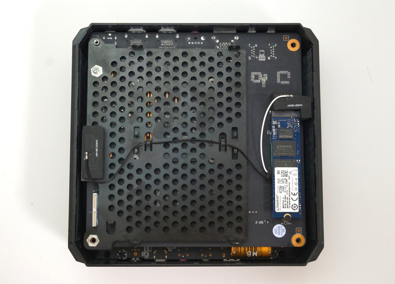 さらに側面から底面を固定している爪を薄い板などで外していくと、内部にアクセスできる