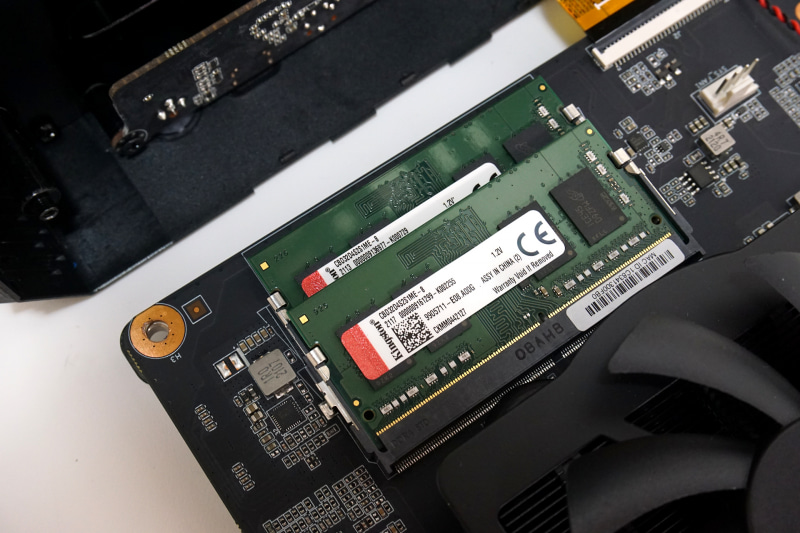 メモリスロットには一般的なSO-DIMMメモリが組み込まれていた