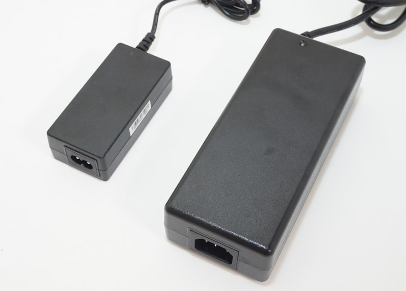 右はEliteMini HX90の付属ACアダプタで、出力は120W。65W 出力対応のEliteMini HM80付属のACアダプタと比べると、かなり大きい