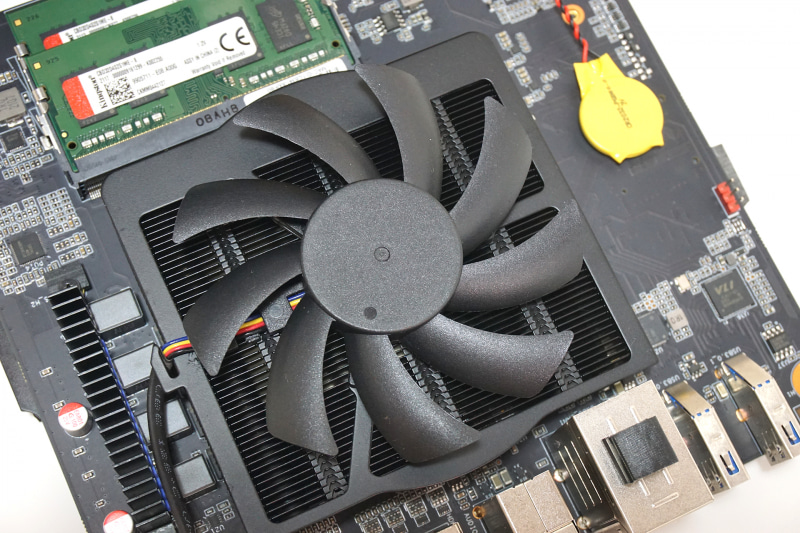 細かいフィンを多数装備するヒートシンクと、直径が実測値で約85mmのファンでRyzen 9 5900HXを冷却する