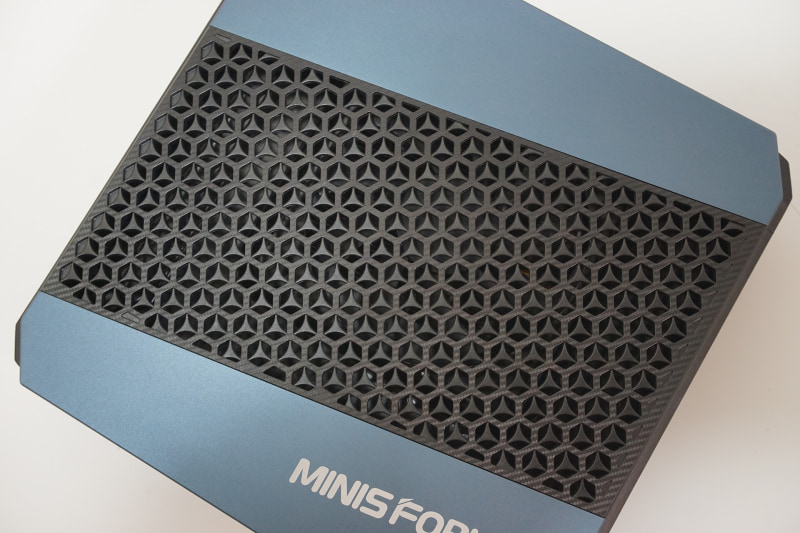 天板は吸気用にメッシュ構造のプレートを採用する